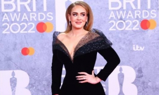 Adele đeo nhẫn đính hôn sau 6 tháng hẹn hò với bạn trai