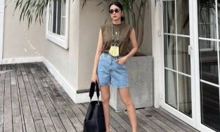 Tăng Thanh Hà lên đồ năng động, điểm nhấn là chiếc khẩu trang treo trước ngực