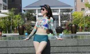 Bạn gái kém 17 tuổi của NSƯT Chí Trung khoe thân hình quyến rũ với áo tắm