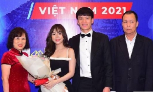 Bạn gái hơn tuổi của cầu thủ Hoàng Đức: Bà chủ thẩm mỹ viện, sở hữu đường cong hơn đường đua