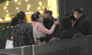 Vô tư như mẹ Tạ Đình Phong: Ôm hôn chồng cũ trước mặt chồng mới 