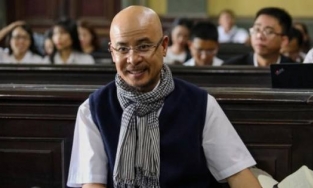 Đặng Lê Nguyên Vũ mặc thanh lịch như quý ông đi 'chốt' siêu xe