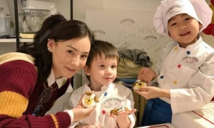 Trương Bá Chi lái xe đưa con trai thứ 3 đi chơi, bịt kín nhưng vẫn khiến dân tình xôn xao 