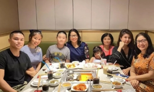 Đăng ảnh cả nhà đi ăn, Lê Phương hé lộ quan hệ của mẹ chồng với con riêng