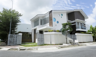 Ngôi nhà Bạc Liêu cực ấn tượng với mặt tiền ốp gỗ