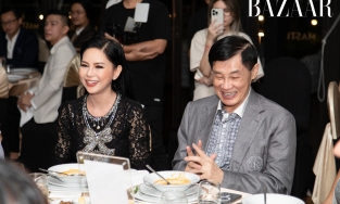 Bố mẹ chồng Tăng Thanh Hà 'lọt' vào ống kính ở sự kiện, phu nhân vua hàng hiệu khí chất ngời ngời 