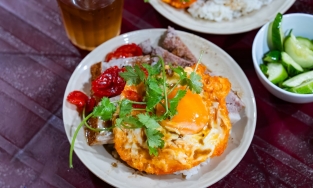 Khách xếp hàng, lấy số chờ ăn xôi thịt má đào ở Hà Nội