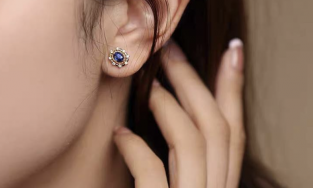 TRANG SỨC HAY TRANG PHỤC? CÁC PHỤ KIỆN ĐÁ QUÝ ĐANG 'LÊN TIẾNG' THAY QUẦN ÁO