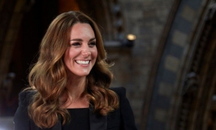 Kate Middleton khác biệt khi xuất hiện trong bộ suit lịch lãm