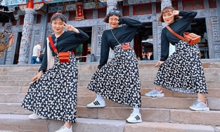 Bất ngờ với thời trang tương đồng của ba chị em sinh 3 