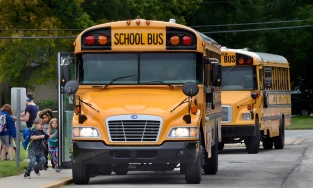 Những quy định chặt chẽ về xe đưa đón học sinh ở Hàn Quốc và Mỹ