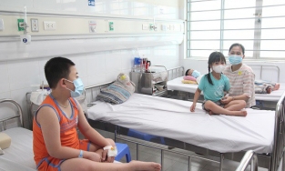 Bác sĩ chỉ dấu hiệu phát hiện sớm trẻ bị sốt xuất huyết