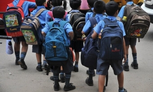 Chuyện gia Mỹ cảnh báo mối nguy hại đối với trẻ em từ chiếc cặp sách