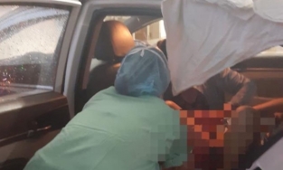 Nữ tài xế đỡ đẻ cho sản phụ ngay trên xe giữa lúc trời mưa lớn do bão số 5