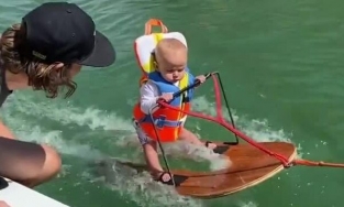 Em bé 6 tháng tuổi phá kỷ lục người lướt ván trẻ nhất thế giới