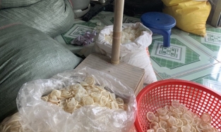 Thu giữ 324.000 chiếc bao cao su đã qua sử dụng đang được tái chế
