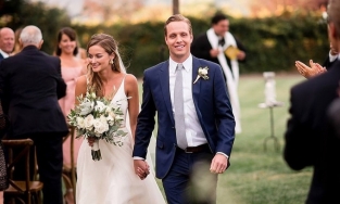 Mỹ: Vợ đang mang bầu liều mình cứu chồng khỏi cá mập