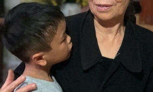 Bé trai 9 tuổi bị bố bạo hành gần 3 năm