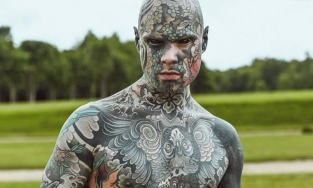 Thầy giáo Pháp bị dọa đuổi việc do xăm kín người