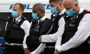 Anh: Nghi phạm bắn chết cảnh sát trong đồn