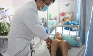 Bố chở con 3 tuổi bằng xe máy không thắt đai an toàn, con ngã dập lá lách