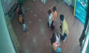 Bé 2 tuổi bị đánh tại lớp: Giáo viên phải có kỹ năng bảo vệ học sinh