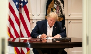 Hình ảnh Trump 'làm việc miệt mài' khi đang điều trị Covid-19 gây nghi ngờ