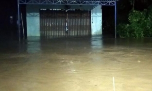 Quảng Nam bị chia cắt trong đêm do nước lũ lên nhanh