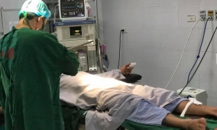 Nhập viện vì lỡ làm gãy 'cậu nhỏ' trong lúc 'tự sướng'