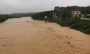 Áp thấp mới di chuyển về phía đất liền, miền Trung thêm một kỷ lục mưa lũ