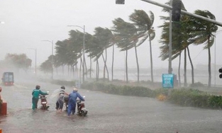 Bão số 6 lao nhanh vào Quảng Nam - Bình Định gây mưa cực lớn