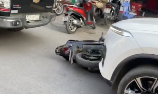 'Xe điên' bỏ chạy sau khi kéo lê SH, người phụ nữ và con nhỏ cầu xin tha