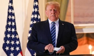 Donald Trump đầu xuất hiện trước công chúng sau khi tuyên bố khỏi Covid