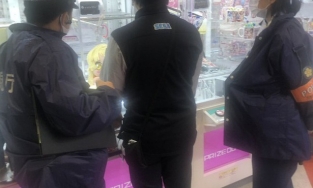 Chơi gắp thú 200 lần vẫn thua, nam thanh niên nhờ cậy tới cảnh sát