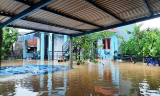 Dọn đồ sau lũ ở Quảng Nam 2 mẹ con bị điện giật chết