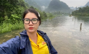 Người mẫu Trang Trần 'vượt lũ' đến Quảng Bình hỗ trợ bà con gặp nạn