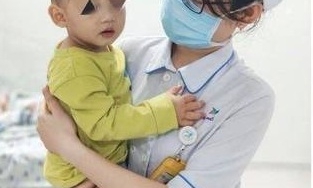 Bé 2 tuổi bị cho uống dầu gió do người lớn tưởng nhầm là siro ho