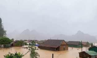 Quảng Bình: 11.000 nhà dân ngập chìm trong nước
