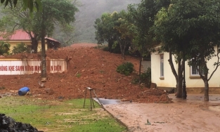 Sạt lở đất ở Quảng Trị vùi lấp 20 cán bộ, chiến sĩ: Những hình ảnh đầu tiên