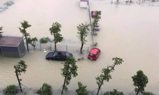 Học sinh nhiều trường ở miền Trung tiếp tục nghỉ học do mưa lũ