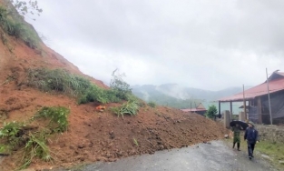 Thanh Hóa: Một ngọn núi bất ngờ sạt lở di dời khẩn cấp dân thường và bộ đội