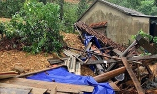 Quảng Bình di dời khẩn cấp hàng trăm người khỏi khu vực sạt lở ở núi Ba Cồn