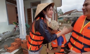 Bị chỉ trích dùng quỹ sai mục đích, Thủy Tiên đôi co trên mạng