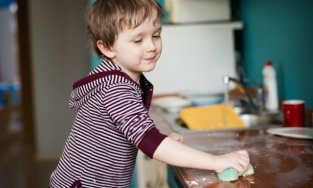 Có nên trả tiền cho trẻ khi chúng làm việc nhà?