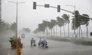 Bão số 8 Saudel giảm hai cấp trên đường vào đất liền