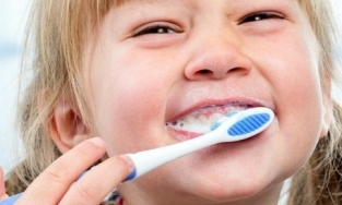 Bé gái mới 8 tuổi phải phẫu thuật não do sâu răng