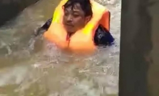 Quảng Bình: Chủ tịch xã bơi trong nước lũ cứu hơn 100 người dân gặp nạn