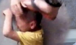 Thấy con bị bạn đánh, phụ huynh hành hung đứa trẻ lớp 3 đến đa chấn thương