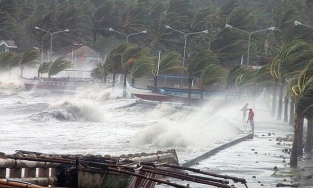 Bão số 8 đổ bộ tối 25/10, cảnh báo mưa lũ từ Hà Tĩnh đến Thừa Thiên Huế