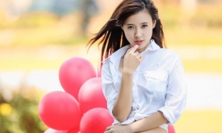 Sách GDCD lớp 7 lấy ảnh Midu làm minh họa cho bài tập về lối sống giản dị